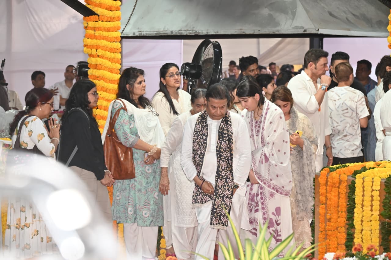Anup Jalota was also seen paying his last respects to Asha Bhosle at her funeral.